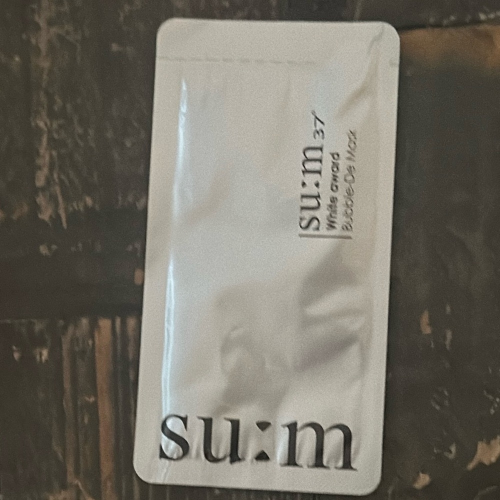 SU:M white award bubble De mask